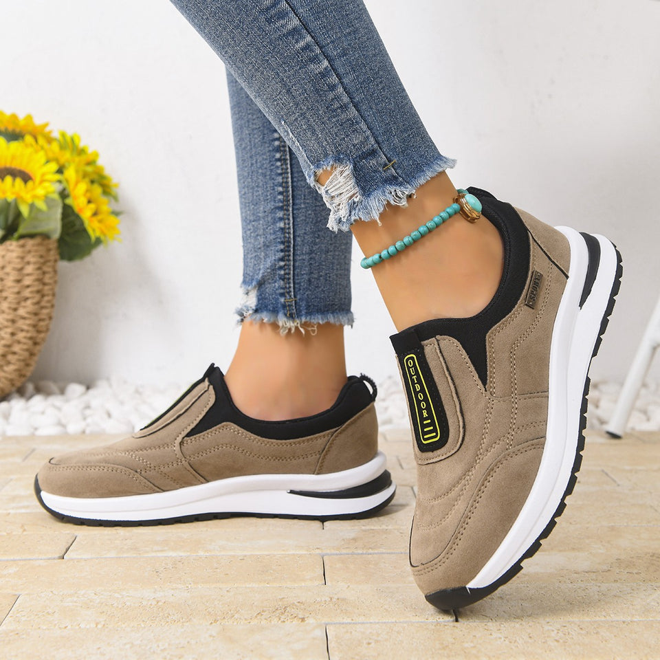 Chaussures de course confortables à enfiler pour femmes, style décontracté.